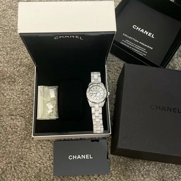 CHANEL J12 WATCH, 33 MM White highly resistant ceramic and steel - Picture 3 of 6